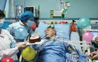 【疫情下的ICU】病房里办起了一场特殊的生日会！